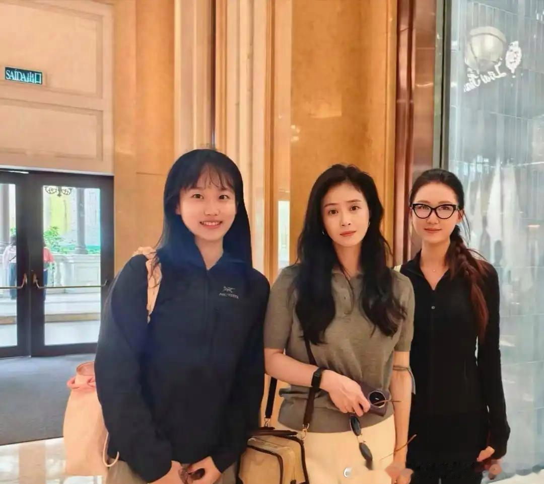 4⁠3岁的蒋欣在澳﻿⁠‏门商场逛街被网‎⁠友偶遇，真人比镜头里瘦多了，个子看着得