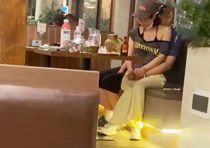 女子在餐厅跟男友亲热，衣服差点被扯掉走光，全程被人拍下来发网上了！

6月29号