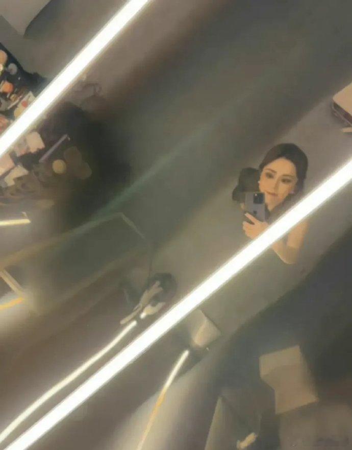 谁教邓紫棋这么拍照的[允悲] ​ ​​​