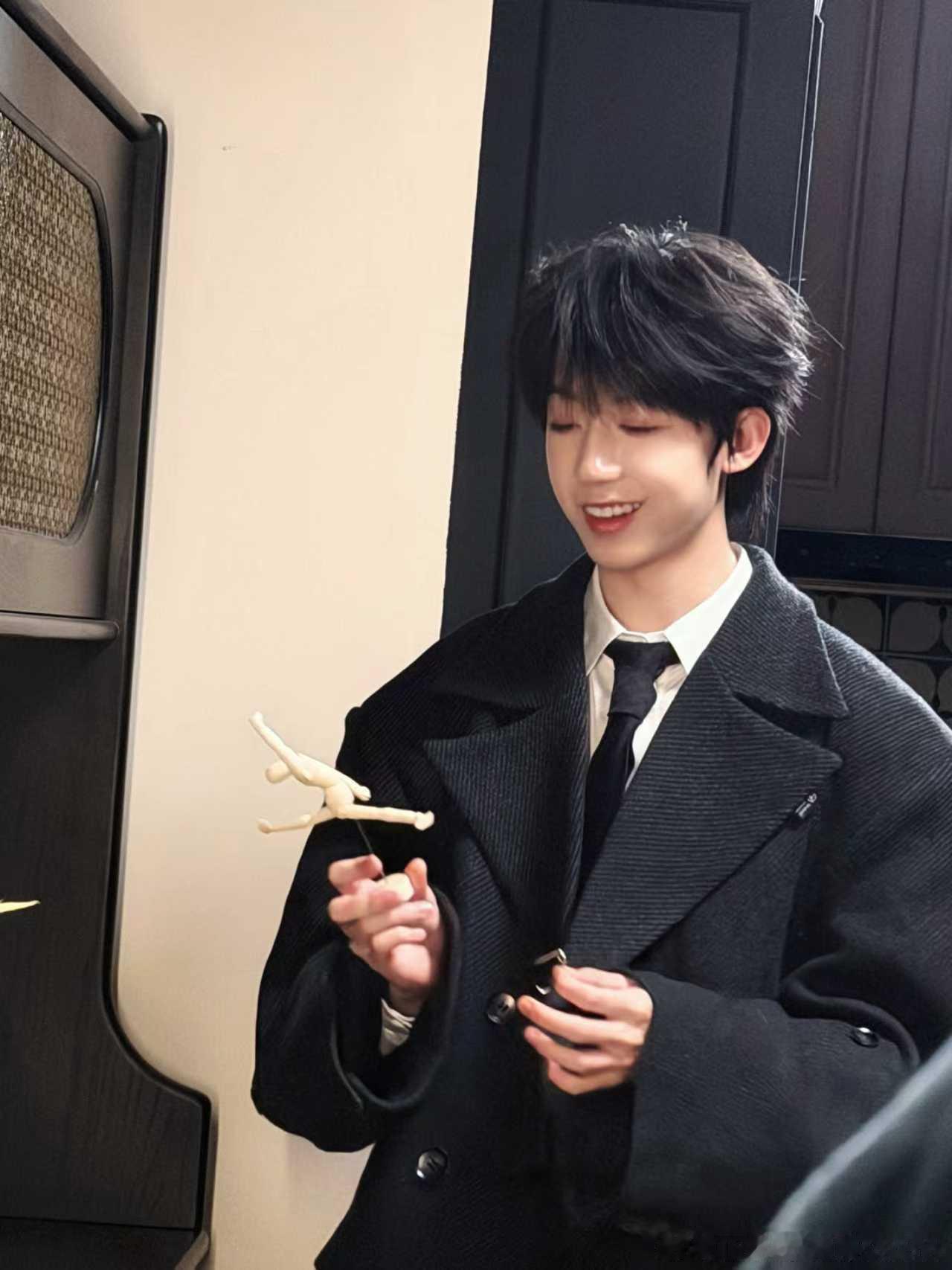 杨博文说傀儡操控师在此 杨博文说傀儡操控师在此 黑色大衣造型绅士帅气，一起期待杨