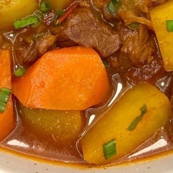 番茄土豆炖牛肉🍅🥩食材：牛肉、番茄、土豆、胡萝卜🧅配菜：洋葱、小葱、八角、