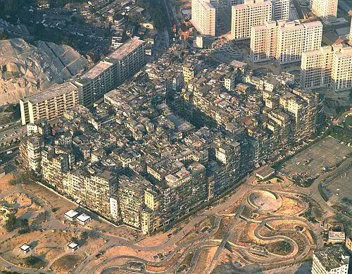 九龙城寨其实是清政府的飞地，所以英国管不到。

九龙城寨许多人认为是英国殖民地，