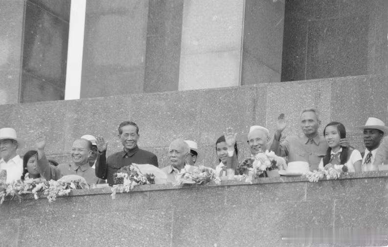 1975年9月2日越南阅兵组图1.主席台上的党和国家领导人2.武元甲大将检阅受阅