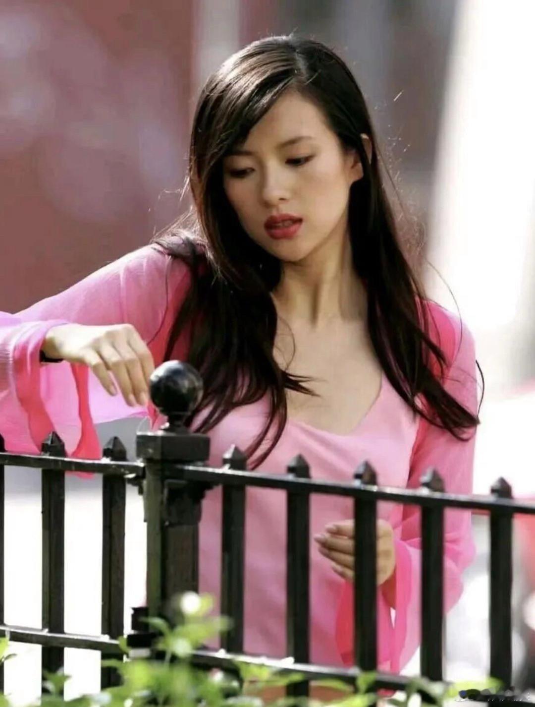 章子怡这组老照片也太有味道了！眉眼间满是青涩灵动，自带清冷又倔强的气质，一眼惊艳