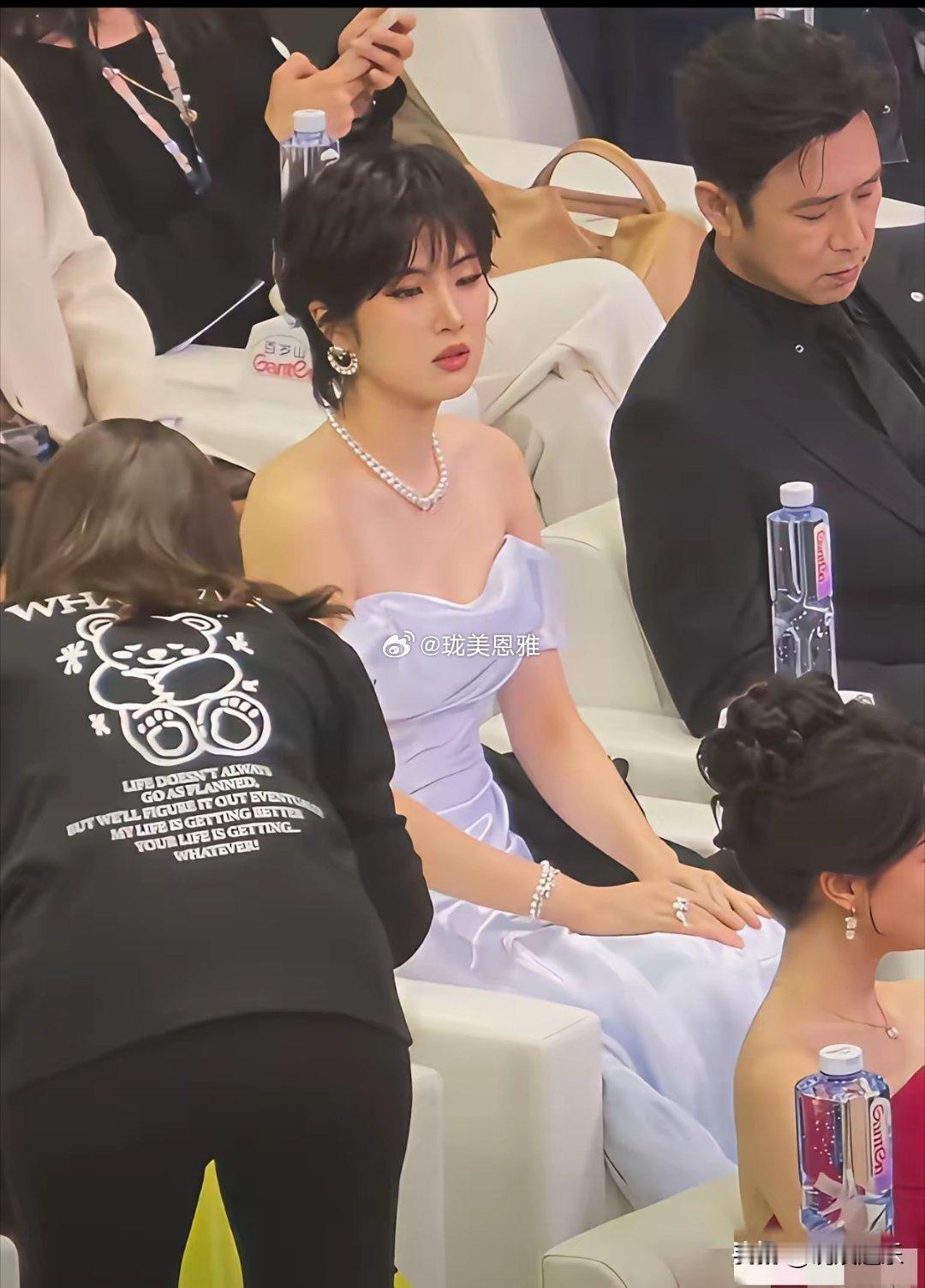 姚安娜的衣服是我见过最真诚的！领口开得这么低身体向前倾这么大的角度，都没有漏这点