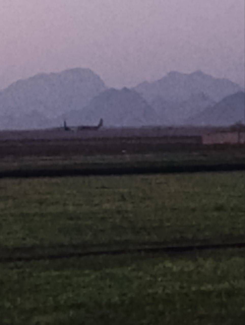 在武器官获救后，两架原本要运送突击队员和空军人员撤离的运输机却在伊朗一处偏远基地