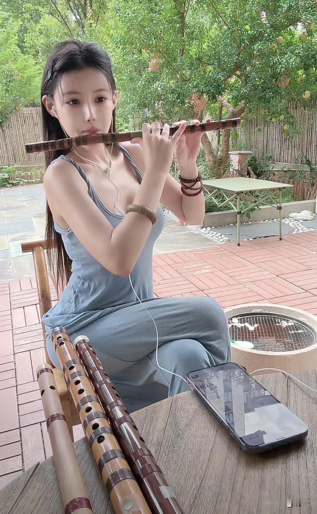 吹笛子的美少女——“笛笛猫”！

她可太厉害啦，自己爆料既是演奏家，又是原创音乐