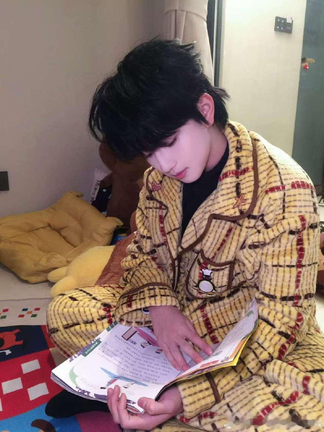 穆祉丞睡衣随拍穆祉丞在看米小圈上学记 穆祉丞睡衣随拍来啦 