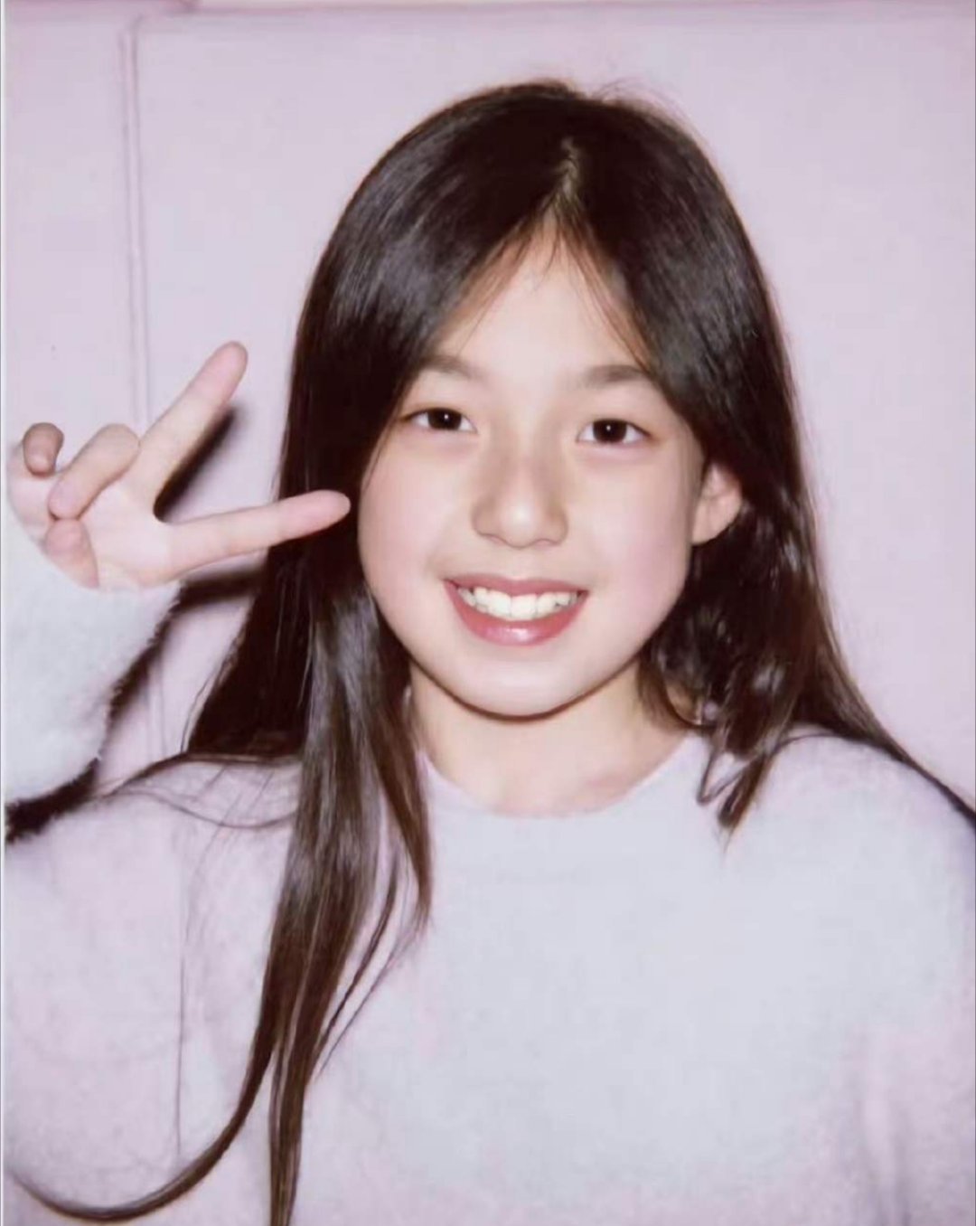 小泡芙 女大十八变谁懂！小泡芙这波女大十八变太惊艳！从前黏爸软萌小团宠，如今长发