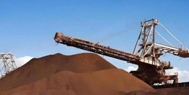 所有人都在等中国对日本出手，结果海关数据一公布，全都懵了。

两零二五年十一月初