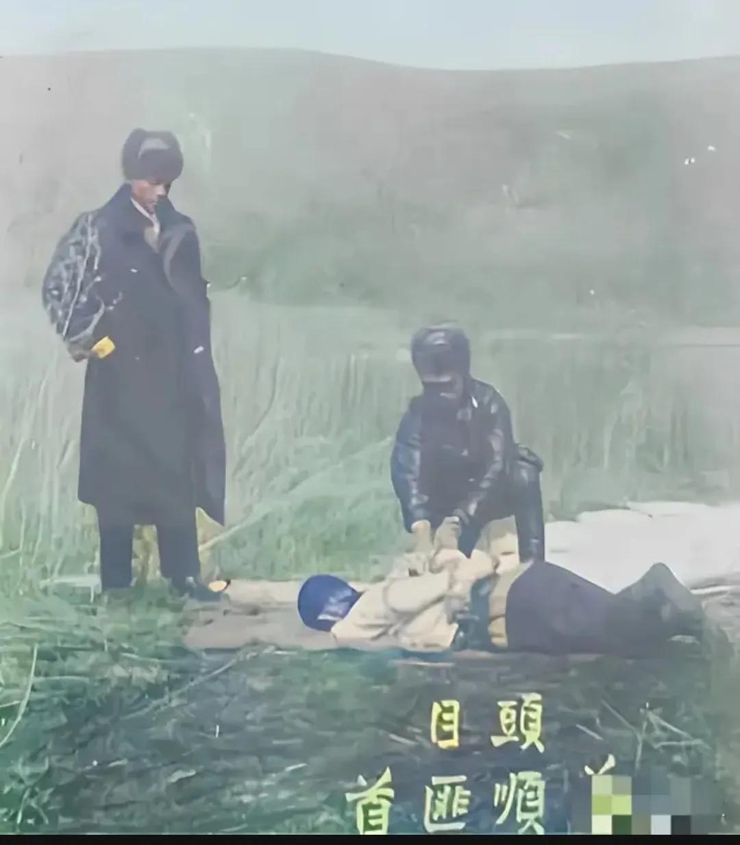 1936年，长春郊外，一名被日军处决的“匪首”静静地躺在地上，照片中的男子已经没