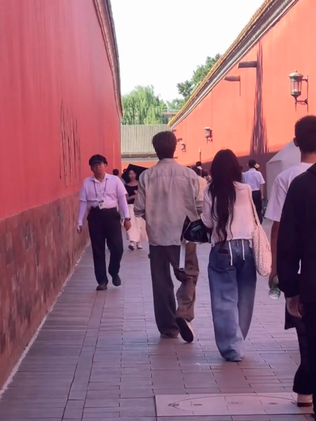 在给猪丝拍照呢 坐等许凯故宫明信片