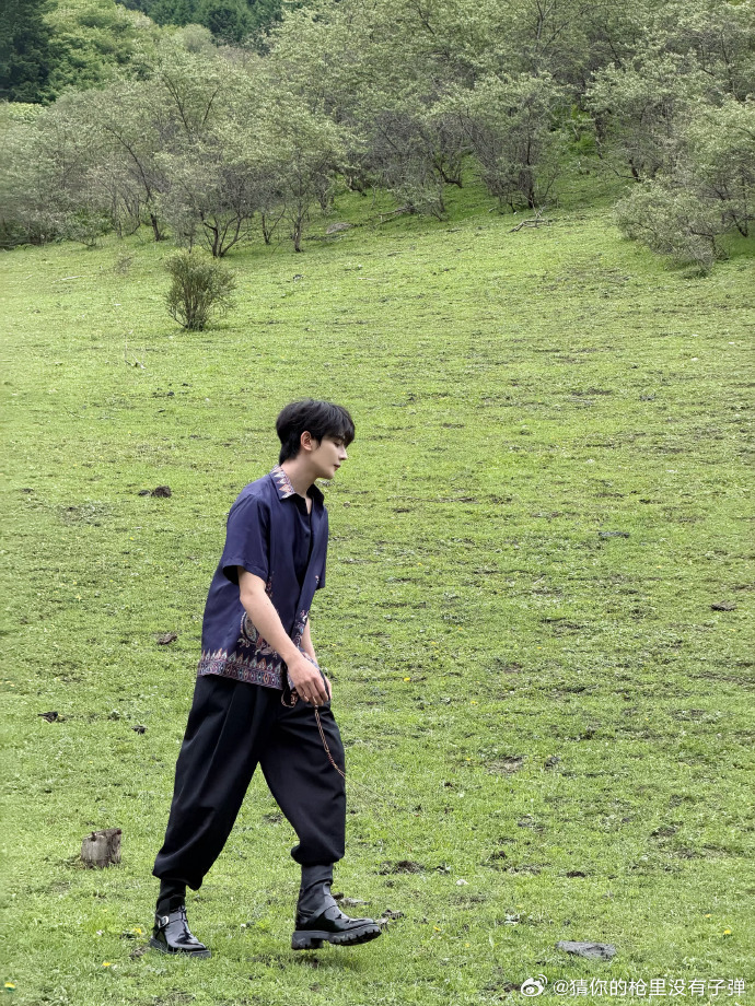 夏之光好长一条人、夏之光翩翩公子具象化高挑身形撑起所有氛围感造型，自带修长气场，
