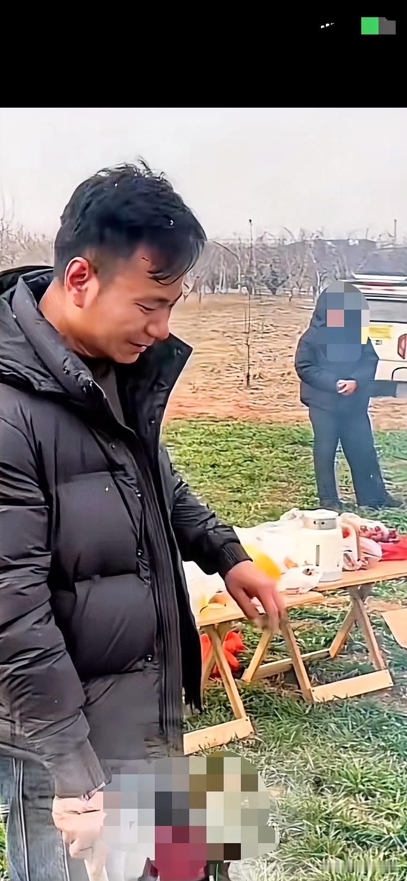 厉怀远给养母扫墓，哭的太伤心了！看着让人心疼！这个孩子太不容易了！
这些年受到的