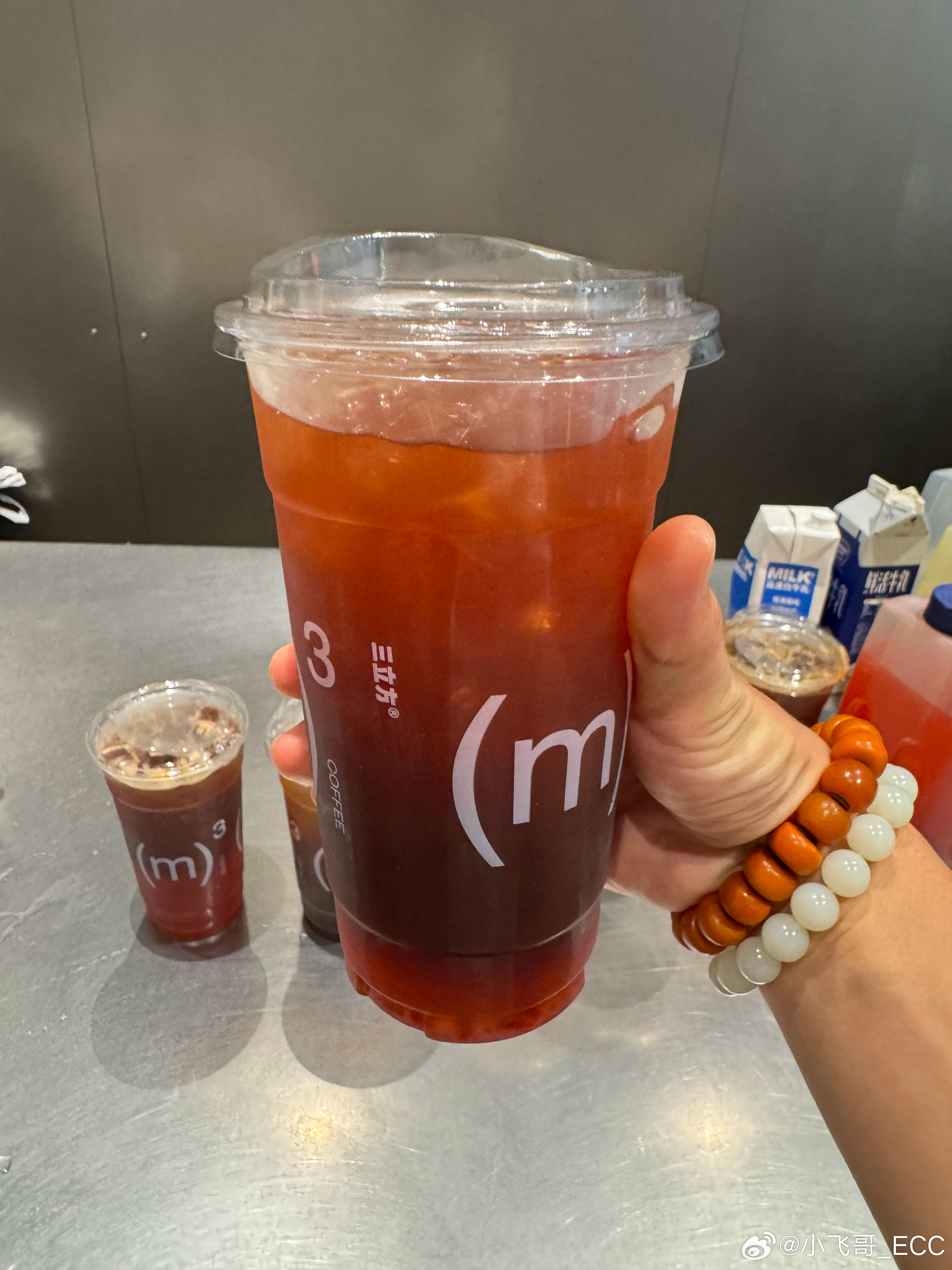 现在咖啡也是真的卷！买了一杯美式9.9，一升[允悲]，性价比好高。我前两天心血来