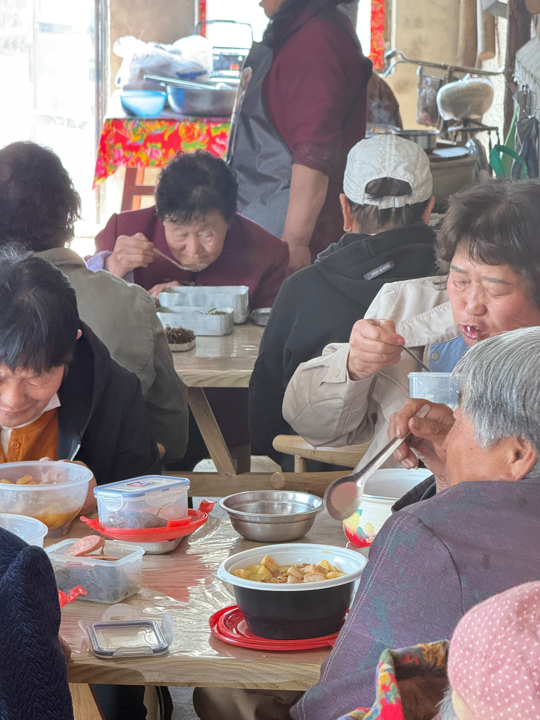 80后女子5年每天为300位老人做饭 众人携手让爱心食堂重焕生机，社会各界的支持