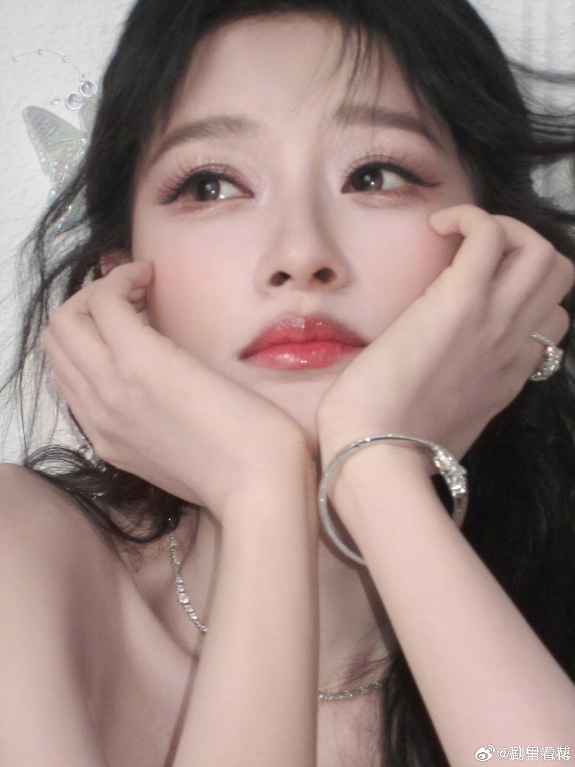 孙怡 音色流氓孙怡现场开口瞬间氛围感拉满，用心演唱《一直很安静》。顺着歌词缓缓倾