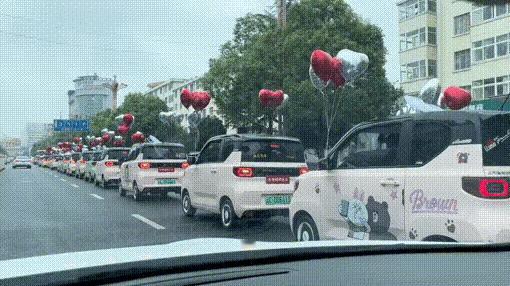 气势一定要拉满，那些豪车看见了，不得哭晕过去？