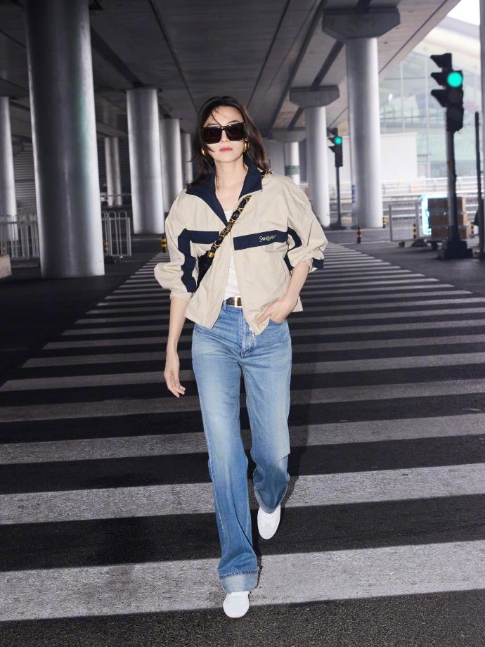 最近宋佳启程巴黎时装周，她这次搭配的很时尚，看起来也格外的显年轻。

宋佳里面穿