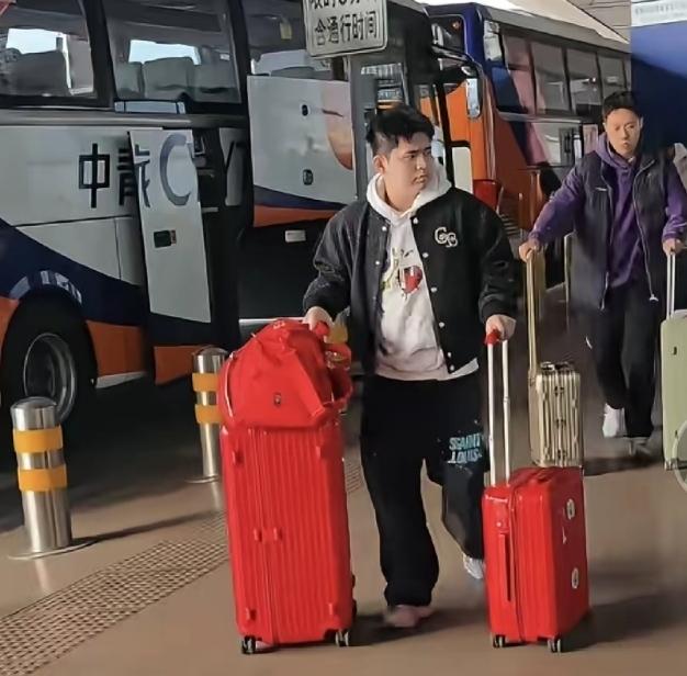 3月14日，好久不见的林诗栋和队友陈俊菘等人从北京出发，飞往成都开启封闭训练，备