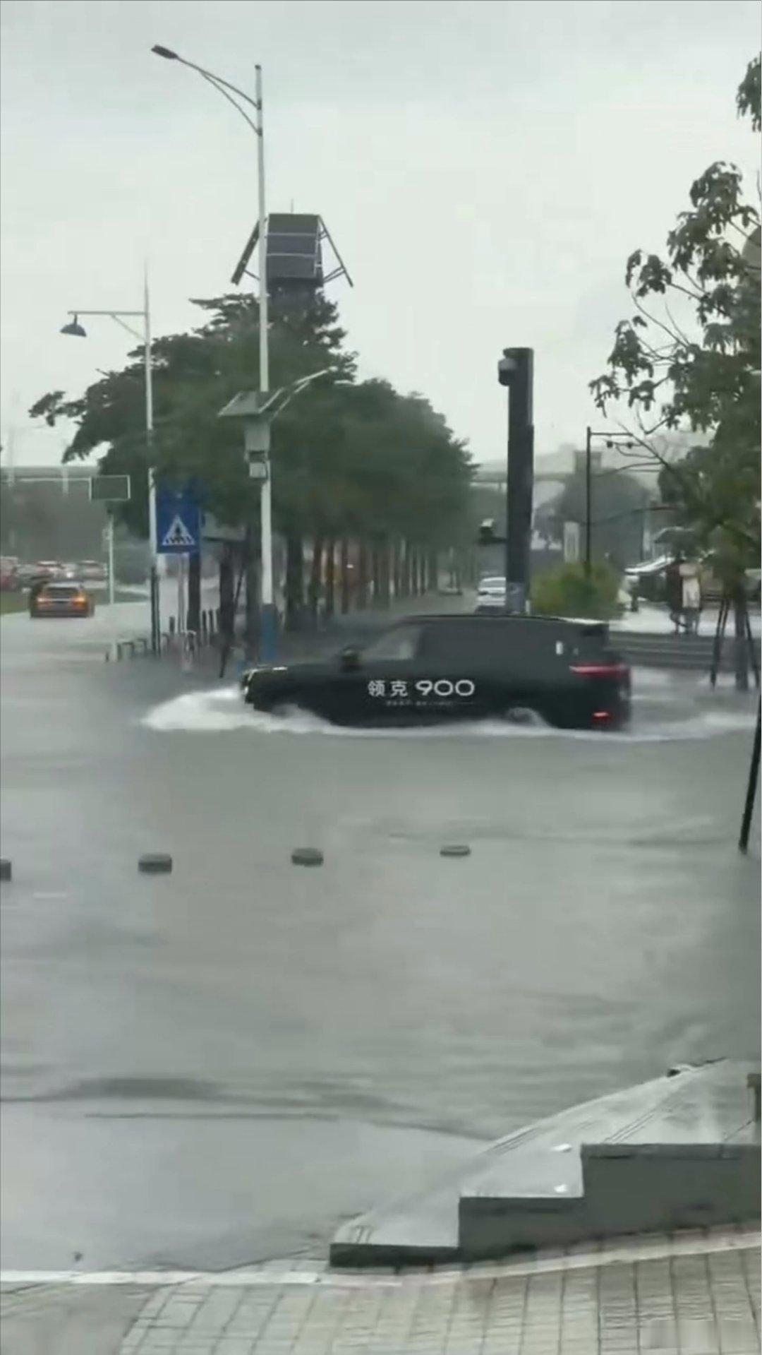 内涝被困车内如何自救网上看到一个领克900雨季涉水的视频，积水已接近车轮大半高度