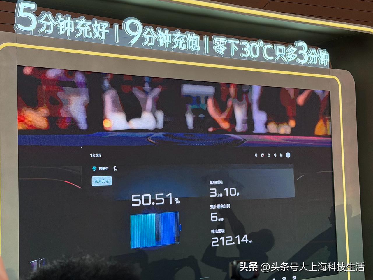 腾势N9闪充版发布会把王力宏请来站台，现场直接变宠粉大会。二哥在签名区跟粉丝聊完