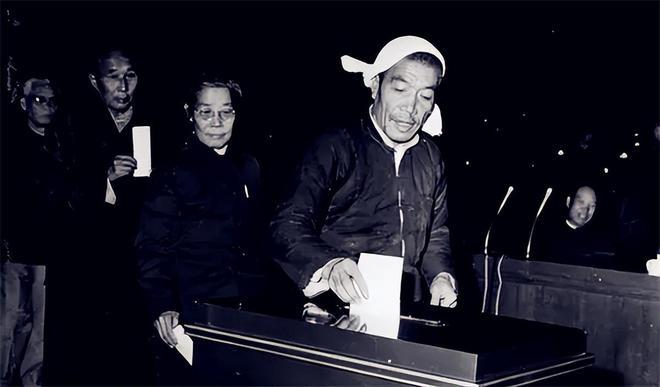 1986年陈永贵走了，葬礼现场冷冷清清，没几个高层露面，谁都没想到华国锋会悄悄赶