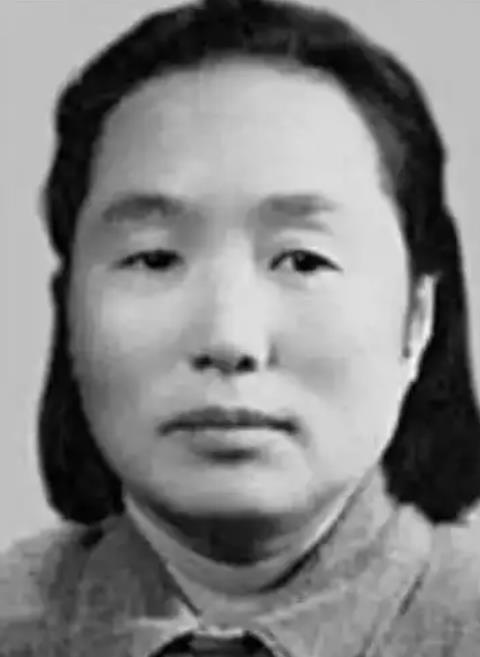 [微风]1937年，地主王学文发现一20岁女兵躺在家门口，见四下无人，直接将女兵
