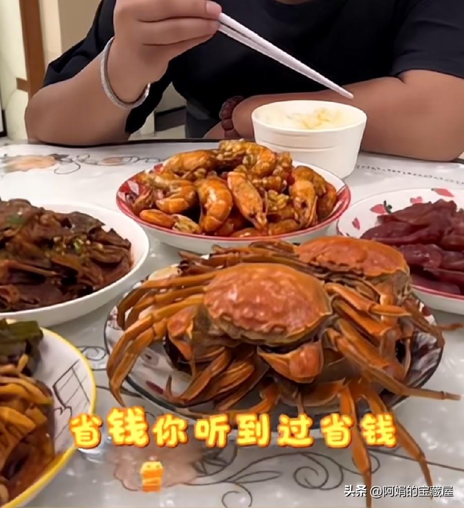 丈夫看到桌子上的菜都是硬菜，摔筷子就走，留下妻子满腹委屈。

起初丈夫看到桌子上