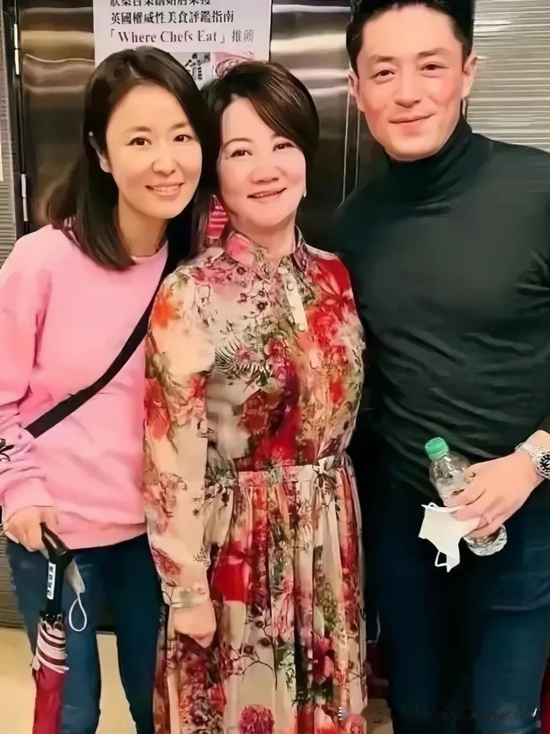 林心茹和霍建华一同为父母庆祝生日，一家人欢聚的场景充满了温馨和感动。在林心茹和霍