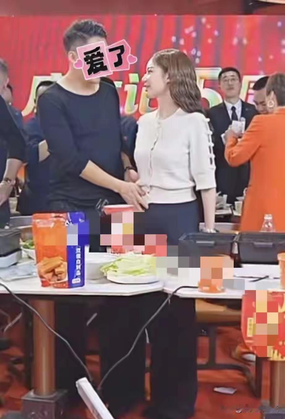 小菲不是网红，就是要把麻六记做好，为了把产品推出去，一家人真的很拼，小梅也和他一