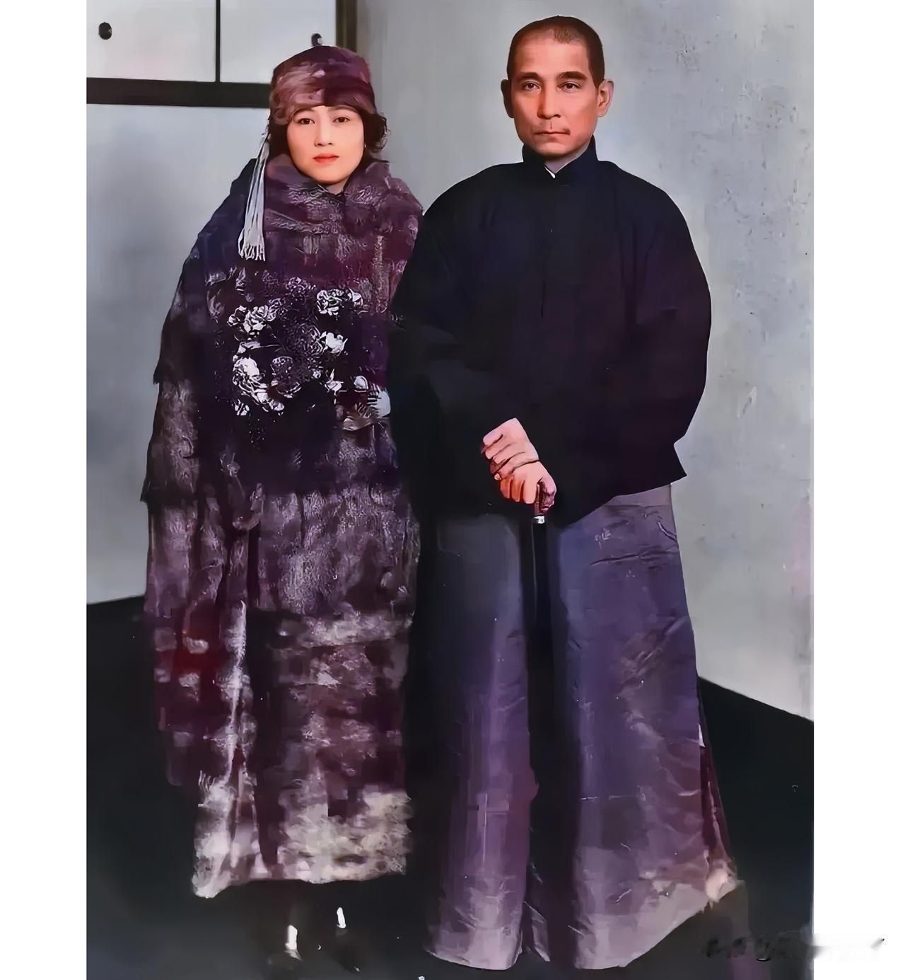 孙中山先生与夫人宋庆龄，这张珍贵的老照片是1924年他们夫妇二人从广州乘船北上并