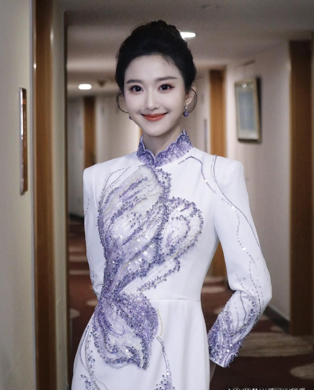 刘心悦主持，听起来像邻家姐姐唠嗑，温柔又亲切。
她嗓音甜美，没有架子，很多人都喜