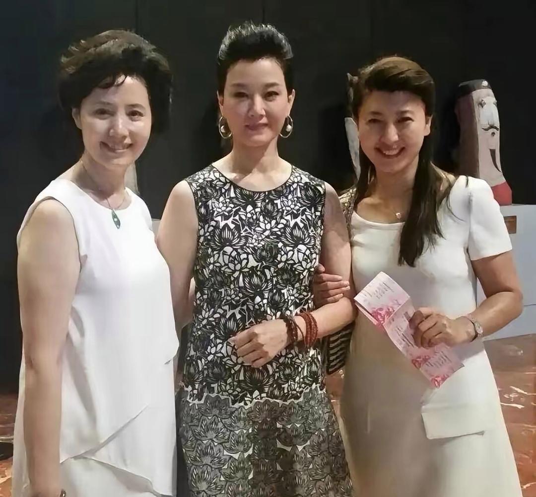 这张三人合影可太难得了，三位女士个个容貌出众，举手投足间满是优雅气质。站在正中间