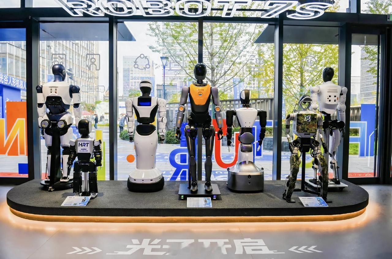 全国首家人形机器人 7S 店在光谷开业

据长江日报报道，11 月 11 日，全