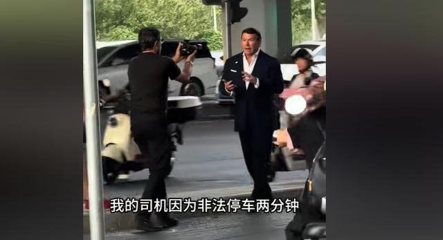 特朗普在忙着谈合作，美国的记者却在乱停车，而且还被罚了，而且还挺不服气。5月13