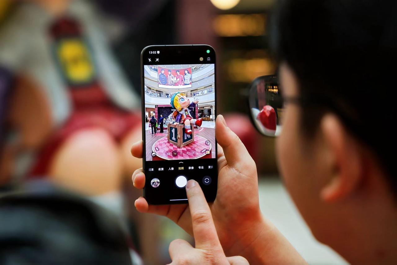 荣耀这次真的玩出新高度！与MOLLY的深度联名不止是贴标，从外观CMF工艺到系统