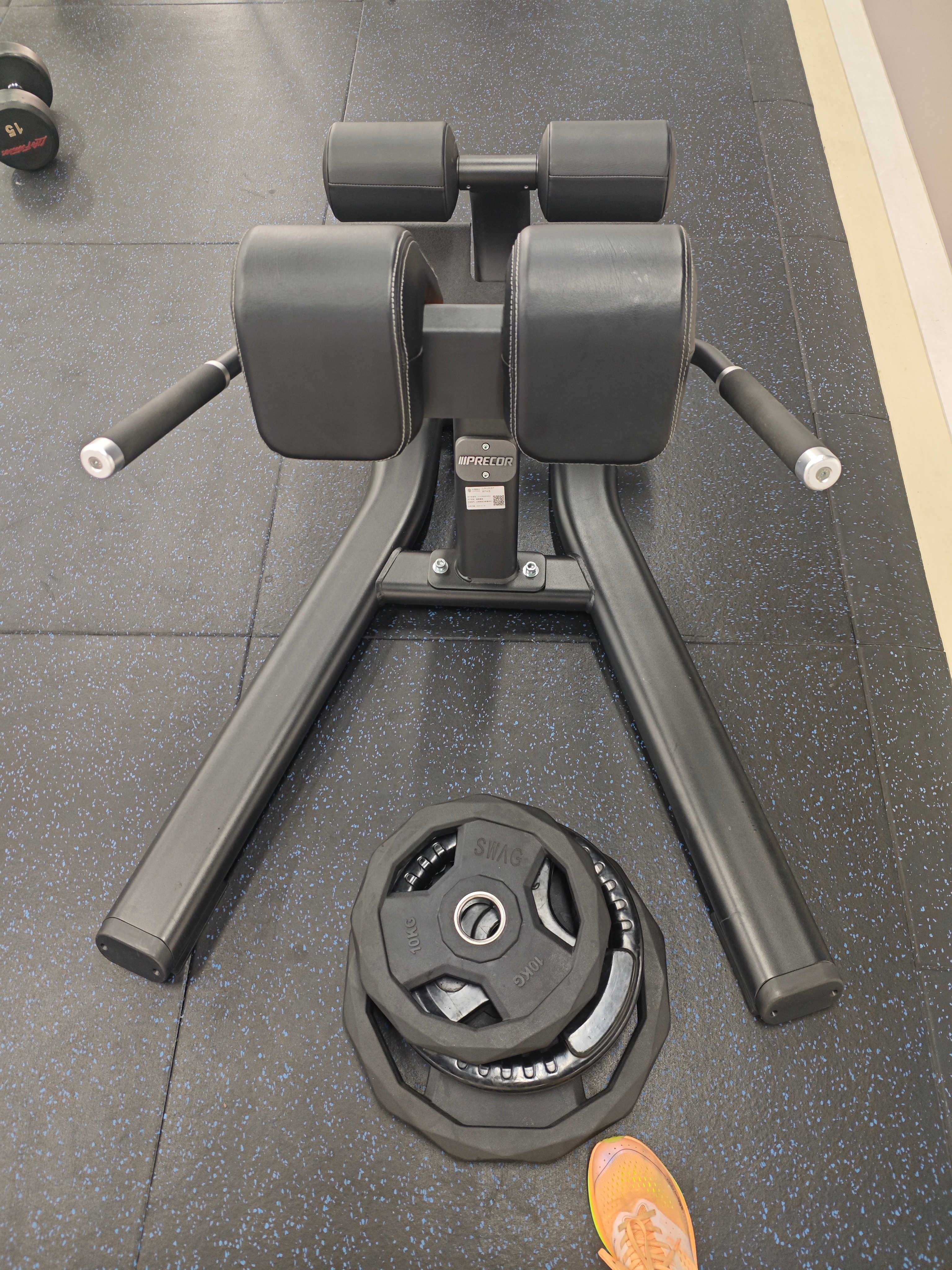 跑步机跑步打卡，16Km；昨天跑步强度不大，今天补上了；今天大出汗：湿度比较大，