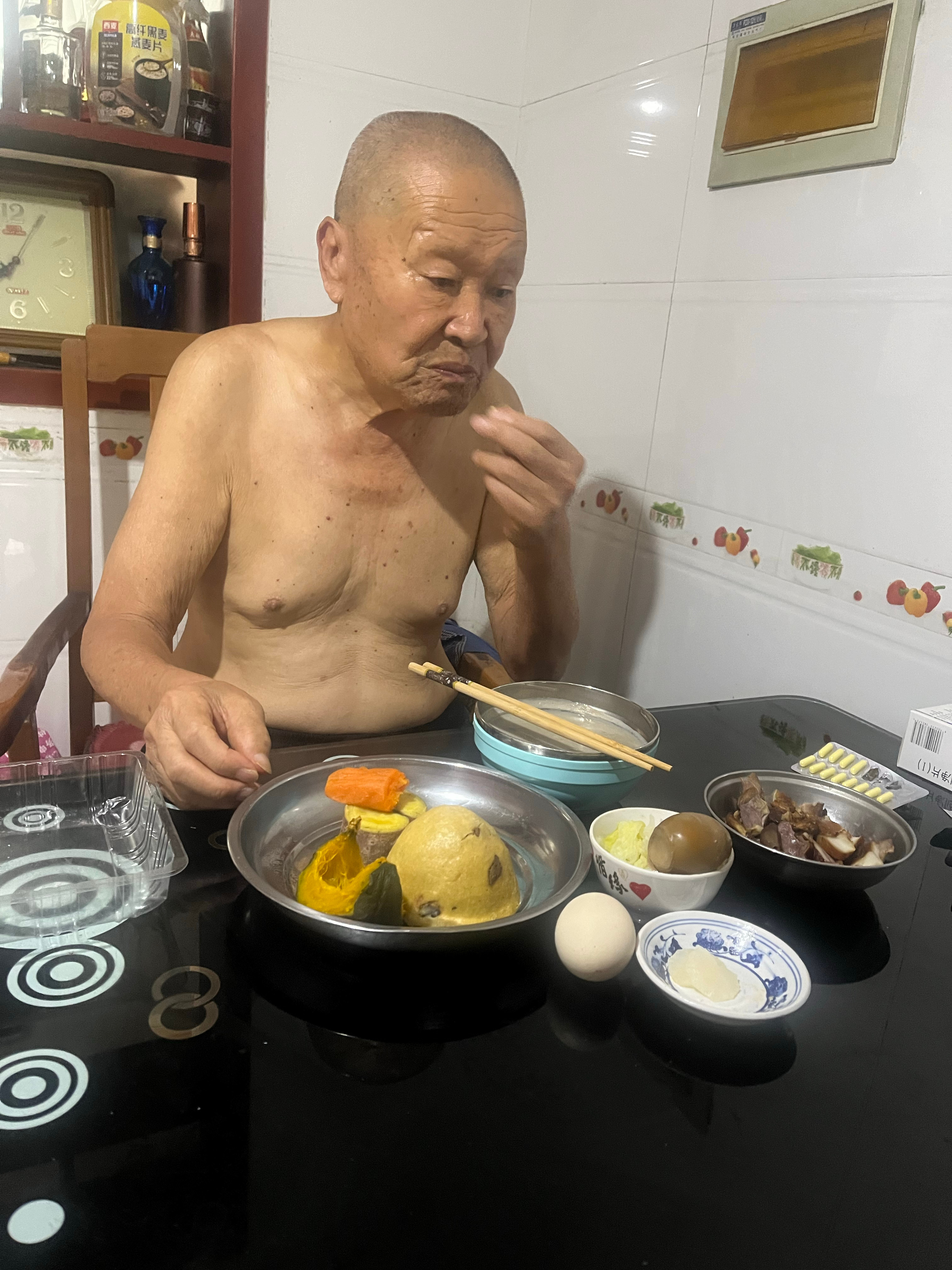 糟心的事情接二连三……        早饭后有球友约球，我正想回复好的，老爹说咱
