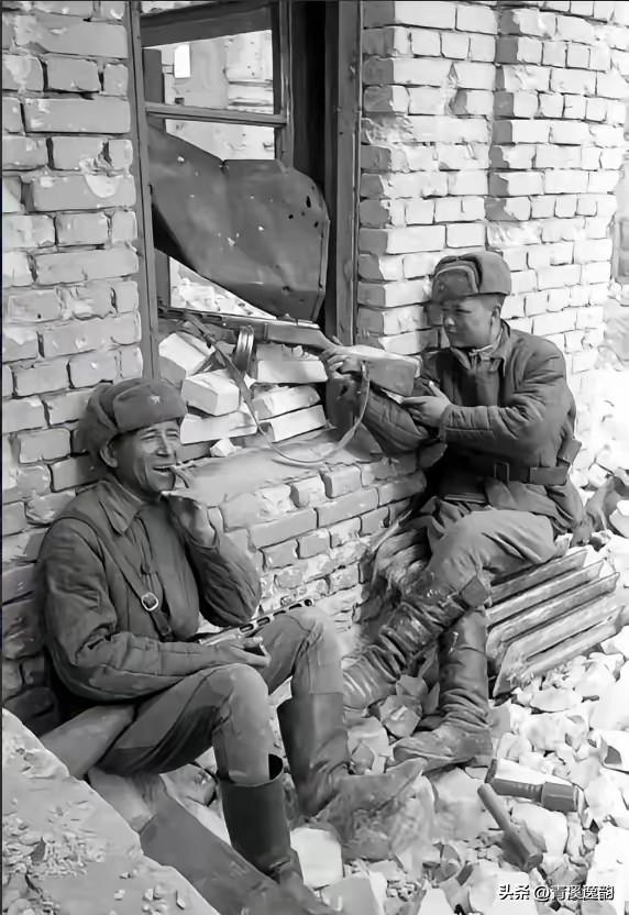 1943年，苏北伪军排长谷德培，搜剿时撞见困于厕所的新四军，抬手朝天连开三枪：他