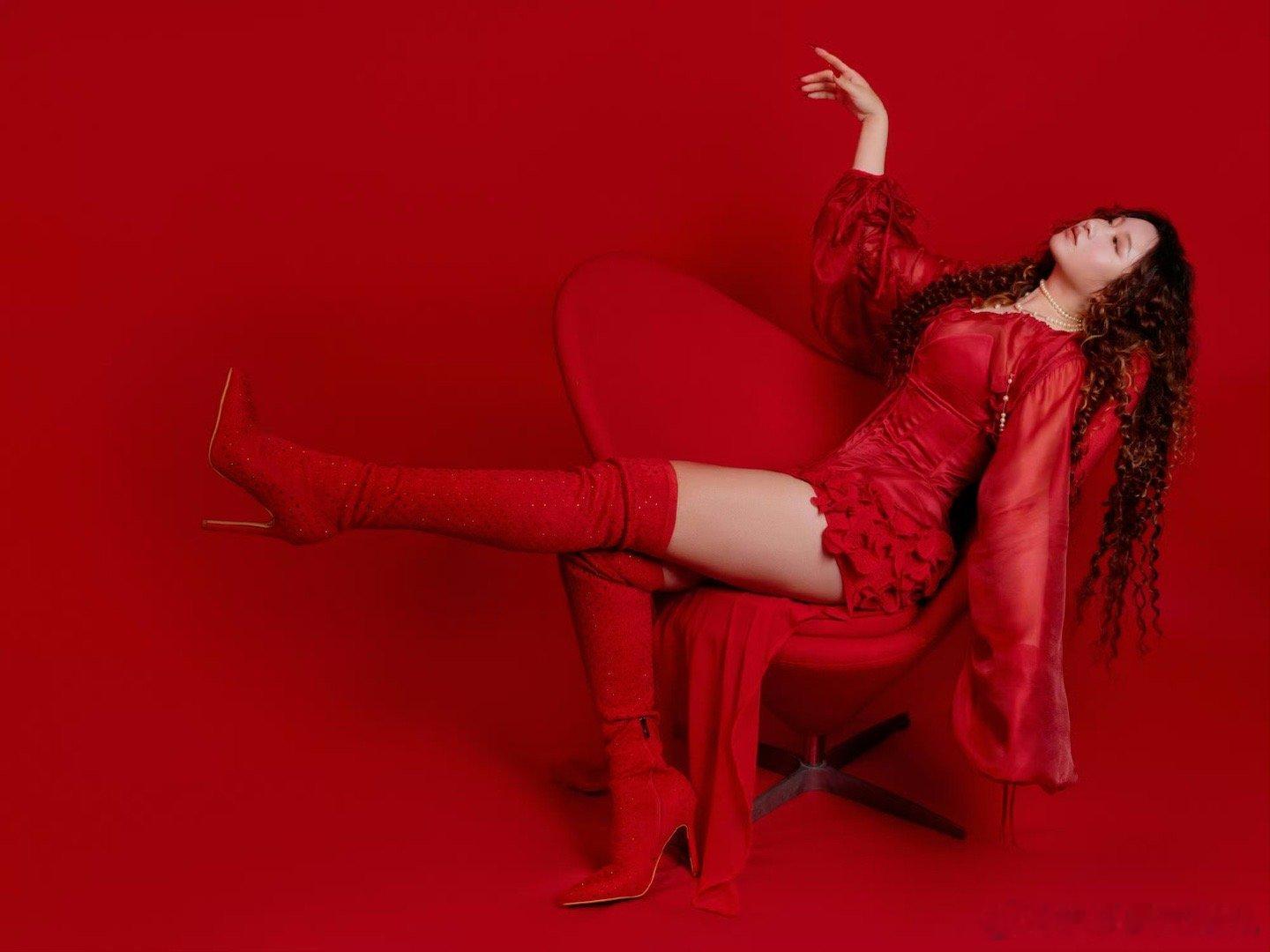 这还是我认识的锤娜丽莎吗 看到锤娜丽莎这组图，第一反应是“哇，状态真好”！红色造