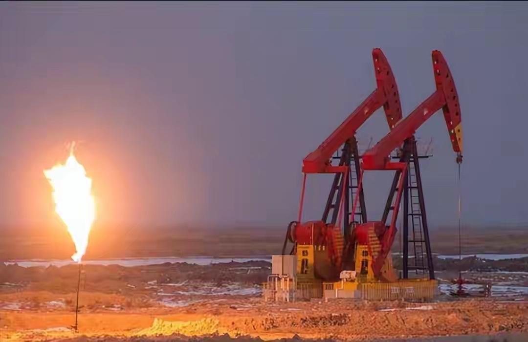 最近这段时间，国际油价又被“中东局势+航运风险”推着往上走，很多人第一反应就是：