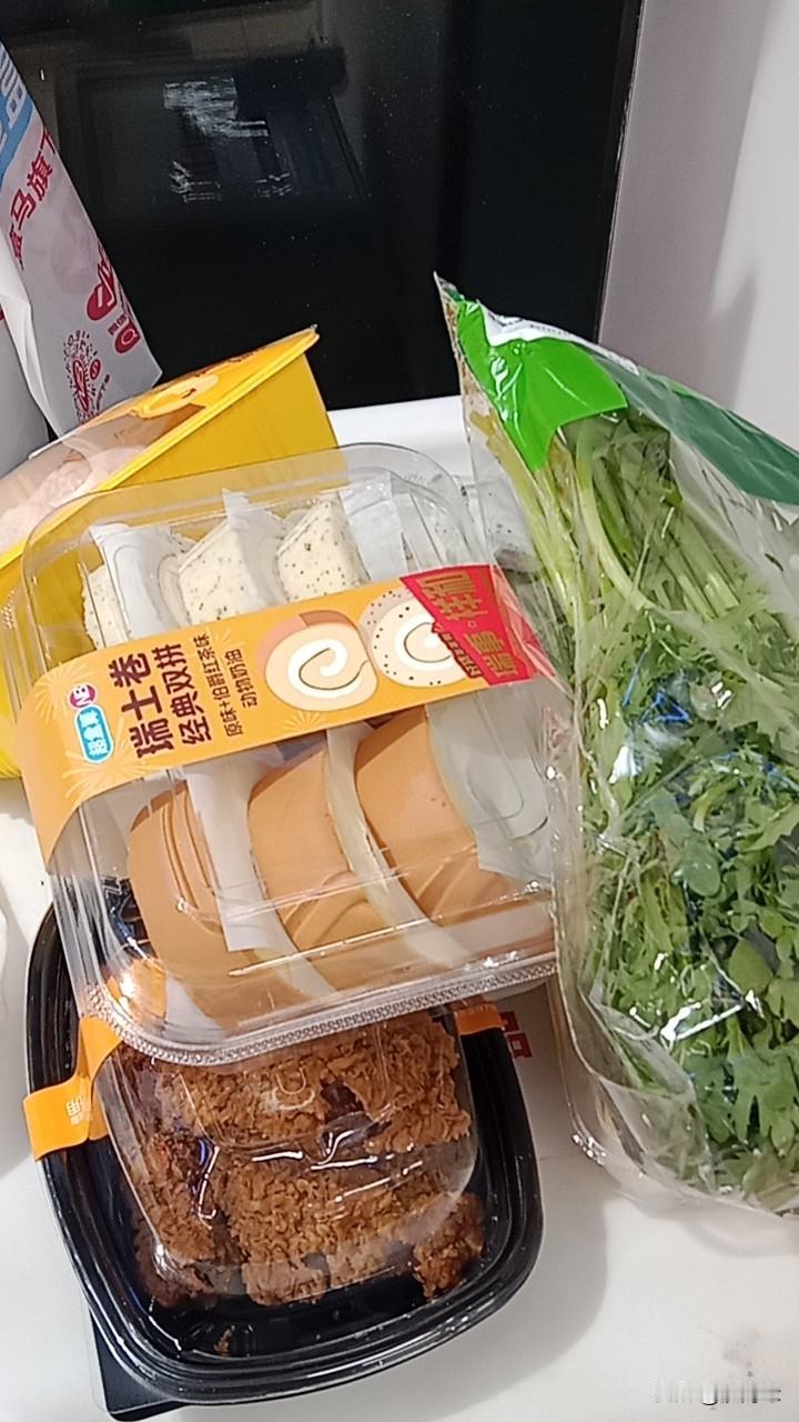 今天去盒马逛逛，发现里面的东西价格真的很实惠。一大盒炸鸡，里面2个大鸡腿🍗，两