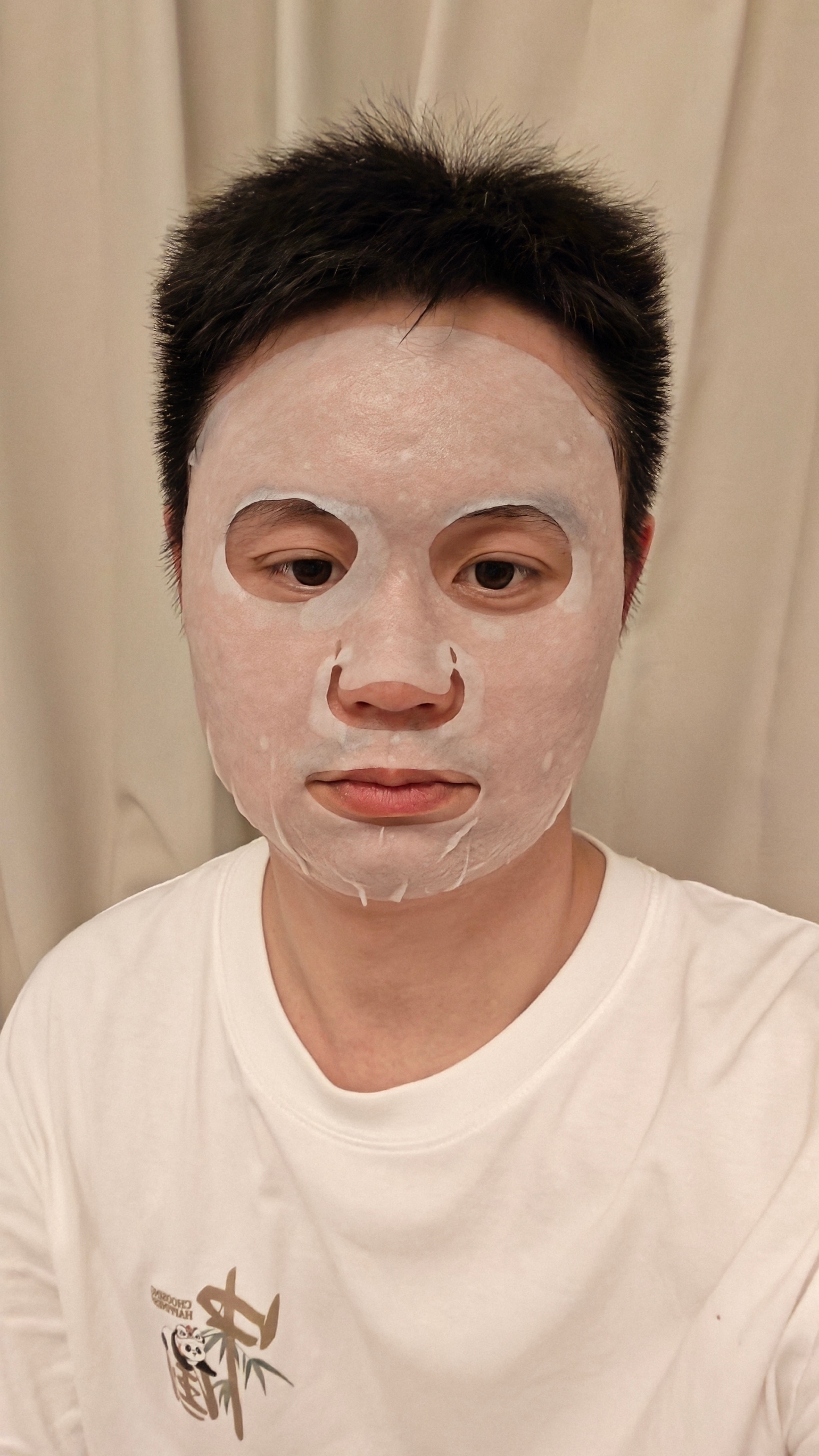 刚刚老婆帮我敷面膜，她说我脸太大一张面膜都不够