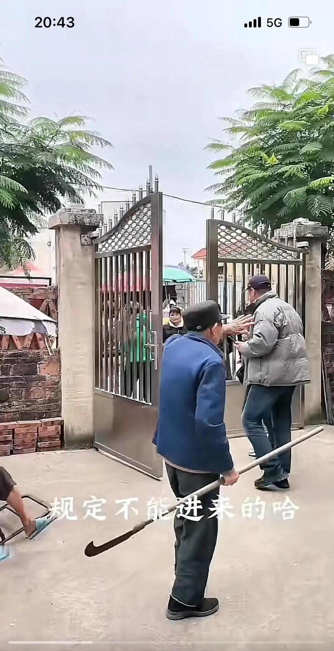 冠军家门口挤爆！爷爷拿锄头赶人
 
全红婵回湛江老家三天，家门口被围得水泄不通。