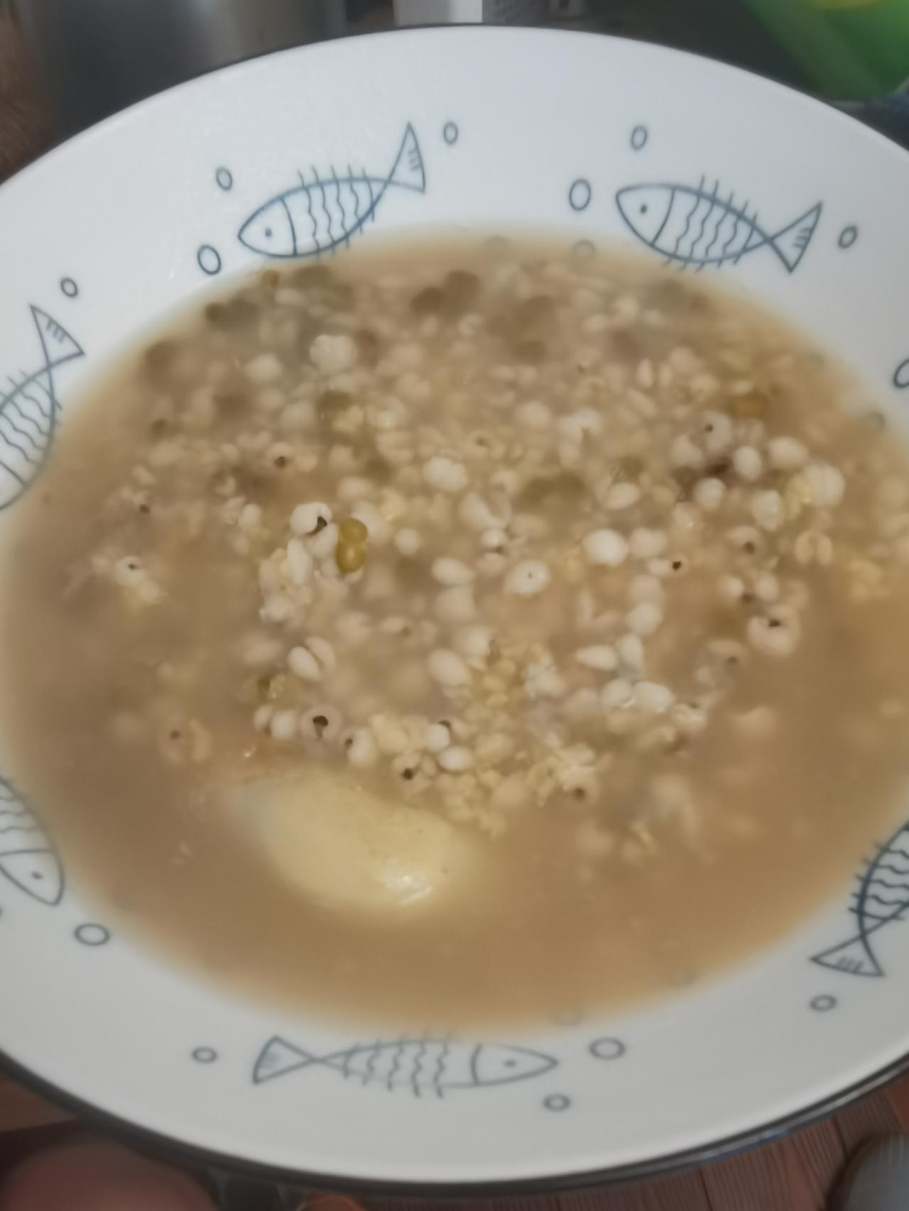 一碗薏米绿豆粥，一个鸭蛋（没有鸡蛋了），一个凉拌黄瓜。吃一个月再去测测血糖。血糖