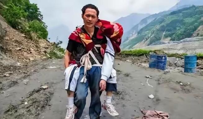 “不用看了，他已经死了。”2008年汶川地震中，一位父亲背着高大的儿子，徒步25