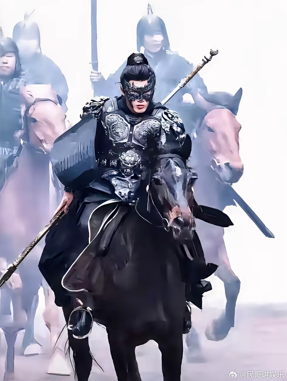 檀健次估计怎么也想不到，张凌赫被嘲“粉底液将军”，网友还非得把他也拉上。他新剧里