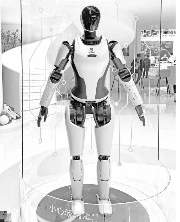 在2025上海车展，【均胜电子】正式推出机器人的动力电池管理系统、传感器套件、轻