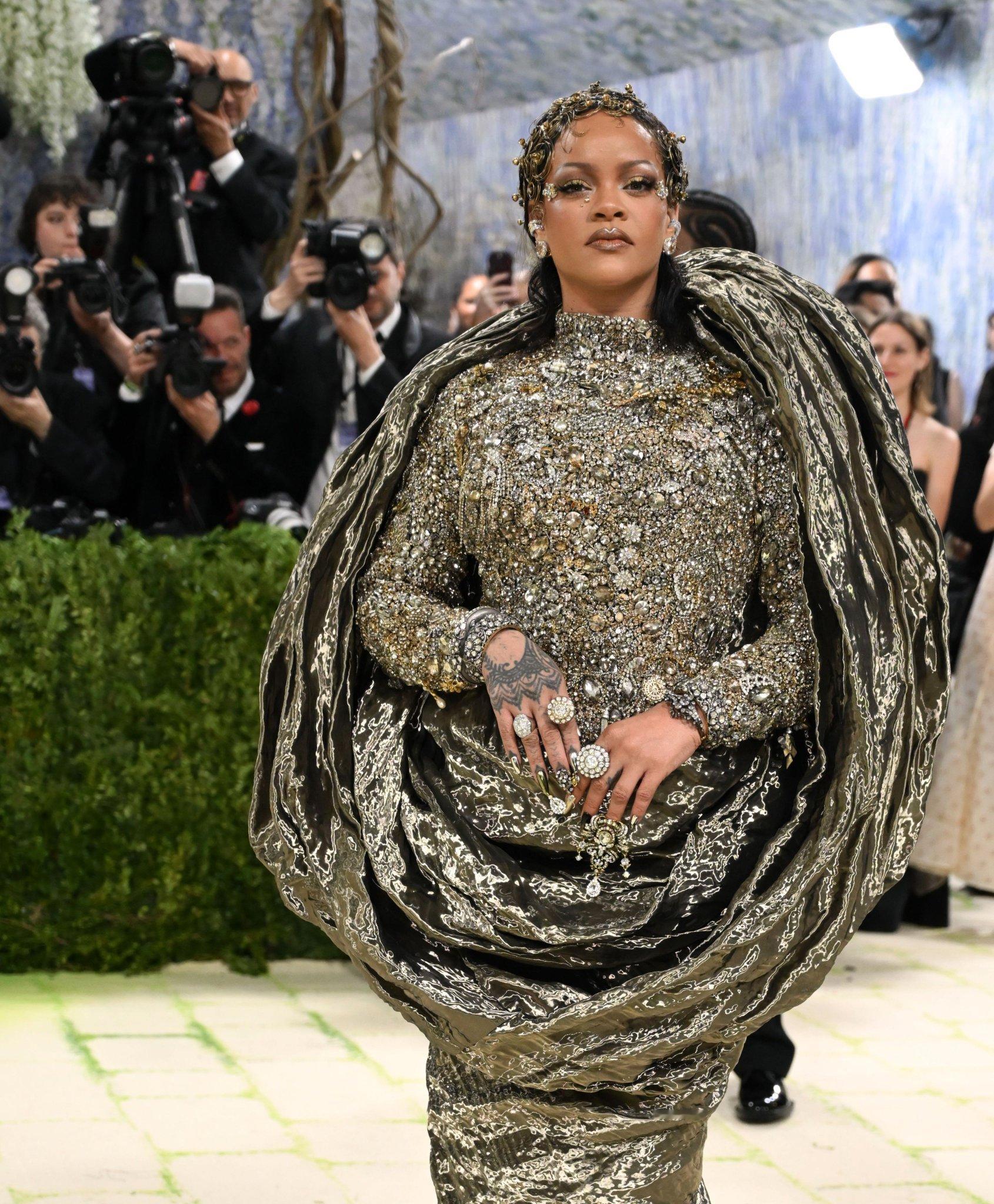 Rihanna 来咯！今年战袍来自Maison Margiela。设计灵感来源于